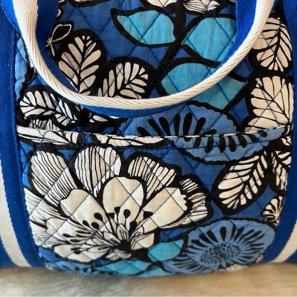 VERA BRADLEY Blue Bayou 2014 Sport Duffel 2 Handle Trolly Sleeve White Floral - Picture 3 of 13